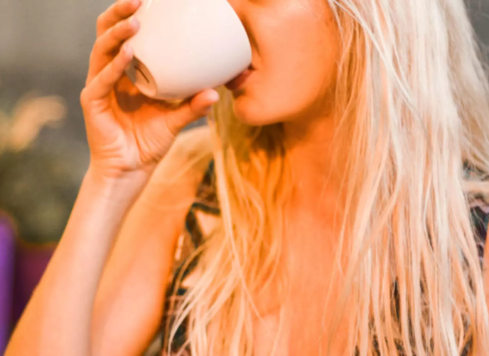 Girl_with_Coffee_9252-63ce3af14f993.w.1920.h.950.q.f.webp.zc_.1